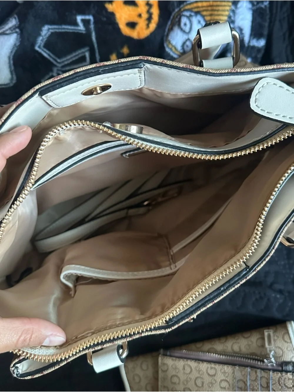 Guess purse - Picture 2 of 2